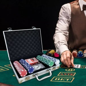 Poker čipovi 200kom sa 2 spila karata i koferom