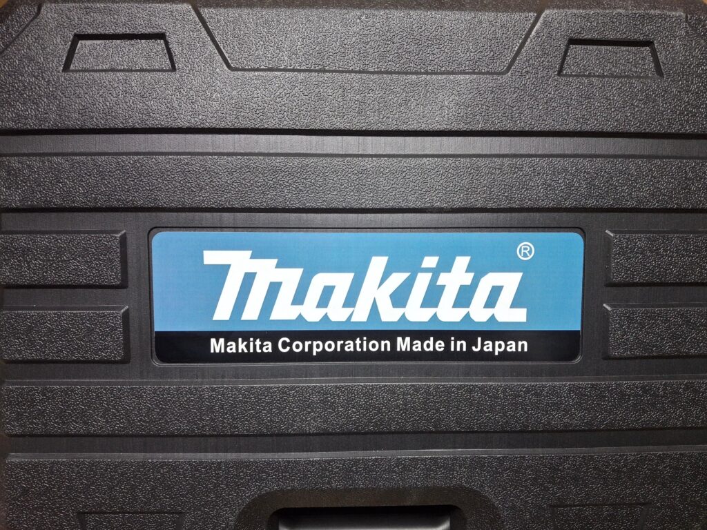 Aku brusilica Makita 128V  sa dve baterije Aku brusilica 128V